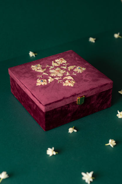 ‘Guldasta’ Zardozi Box With Curved Plates | Gift Set